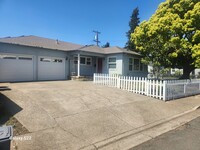 Building Photo - Bright and Cheery, well maintained 3 bedro...