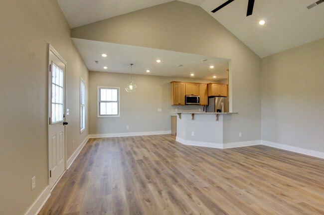 Building Photo - 102 Riverbend Dr