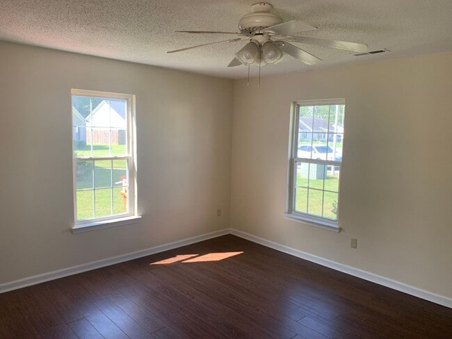 Building Photo - 128 Sutton Dr