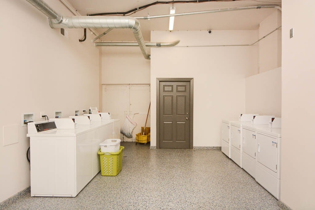 Building Photo - 2704 N Sawyer Ave