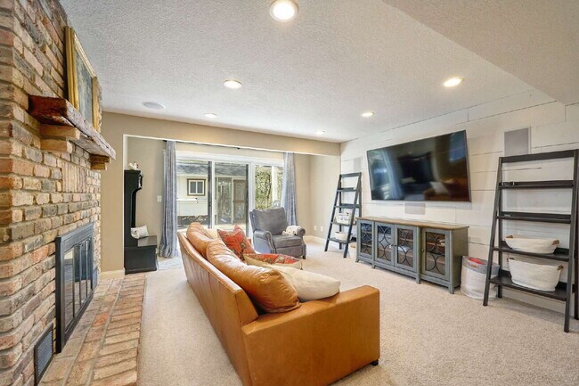 Building Photo - 1832 Essex Rd