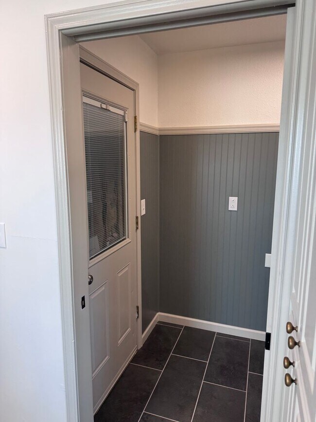 Building Photo - Updated Midtown Bungalow Charmer! 2 Bed 1 ...