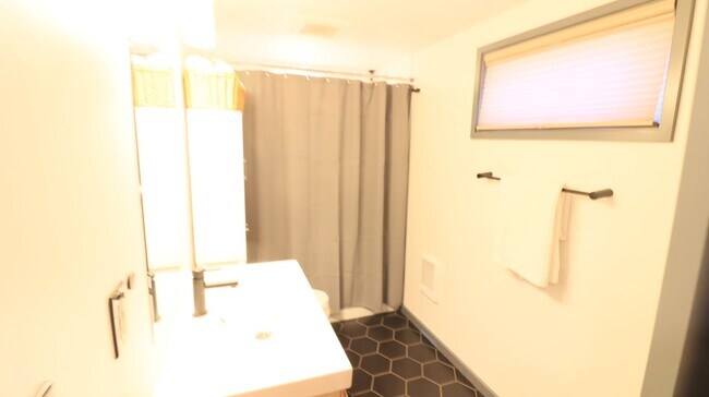 Building Photo - ! Bed 1 Bath Tiny Home