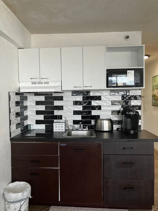 Building Photo - Furnished Beachside Studio Apartment