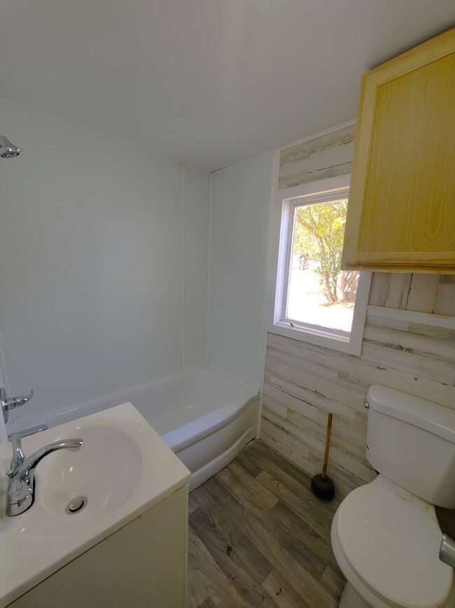 Building Photo - For Rent- Beautiful home in Evansdale! Pets Ok!