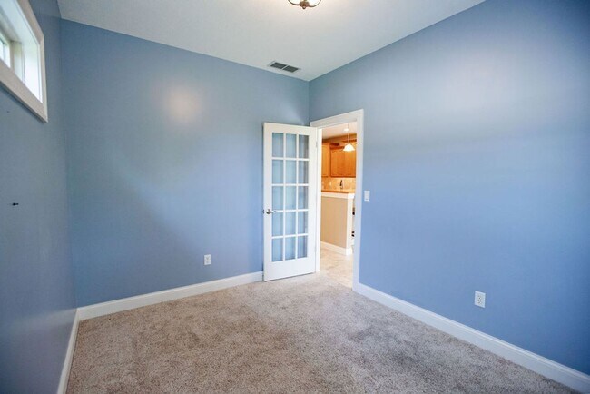 Building Photo - 3 Bed (with 4th bed potential downstairs),...