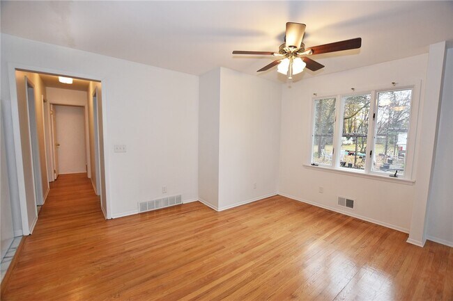 Building Photo - 300 Howland Ave