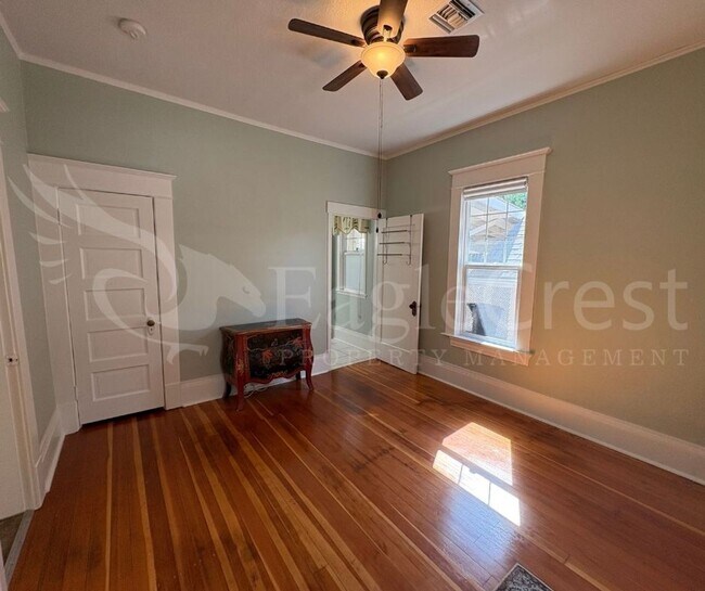 Building Photo - Three Bedroom, Two Bathroom House Near Sha...