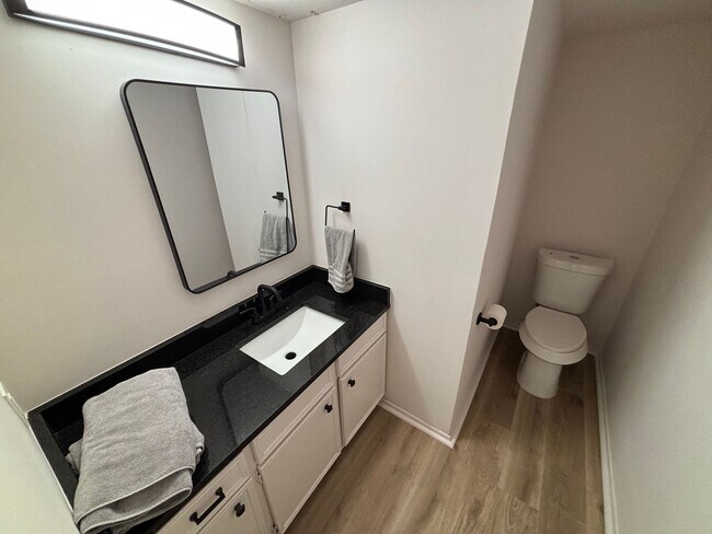 Building Photo - Great Location!