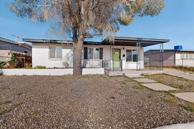 Building Photo - Charming 3 bedroom, 1 bath home in Central East El Paso!