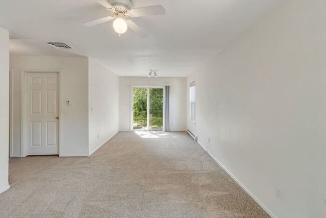 Building Photo - 3 bedroom home with fenced yard and garage...