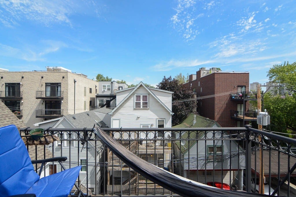 Building Photo - 824 W Buckingham Pl