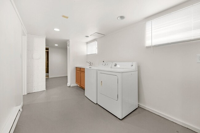 Building Photo - Two Bed 2 Bath Single Family Home Close to...