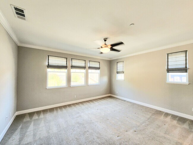 Building Photo - Spacious 5 bedroom house