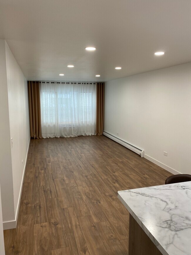 Building Photo - 420 W Aldine Ave