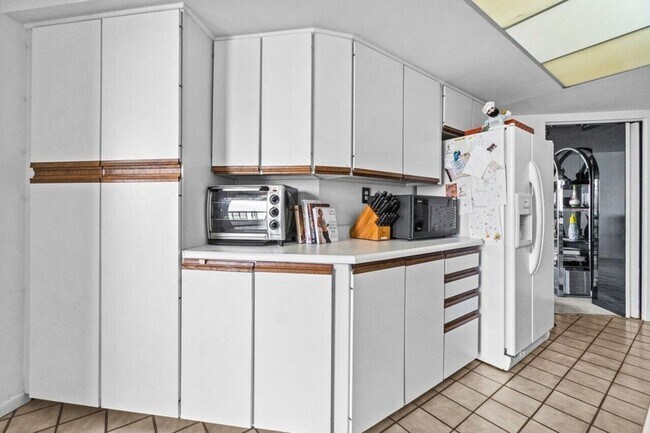 Building Photo - 1900 Consulate Pl