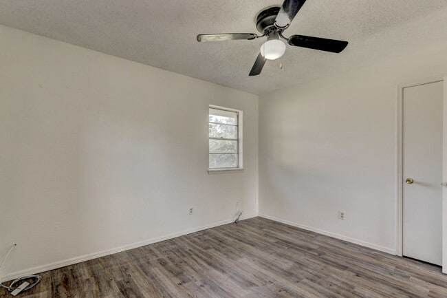 Building Photo - Cozy & Stylish Living Near ESA Park with F...