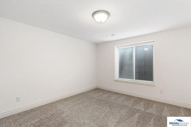 Building Photo - 4 bedroom 3 bath - Andover - ***Andover Sc...