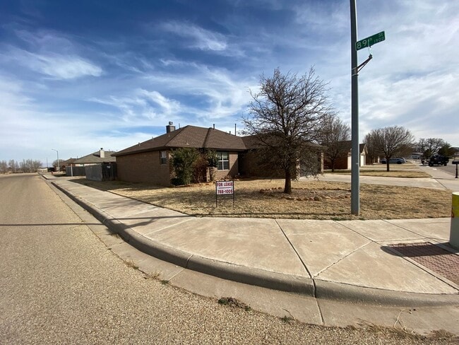 Building Photo - 3/2/2 - South of Loop 289, off of 89th & A...