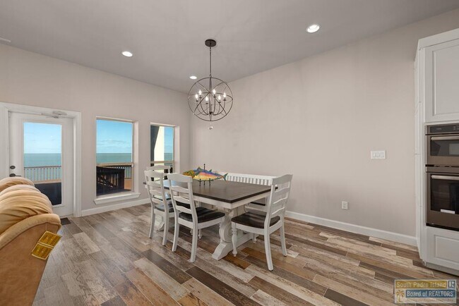 Building Photo - 618 N Shore Dr