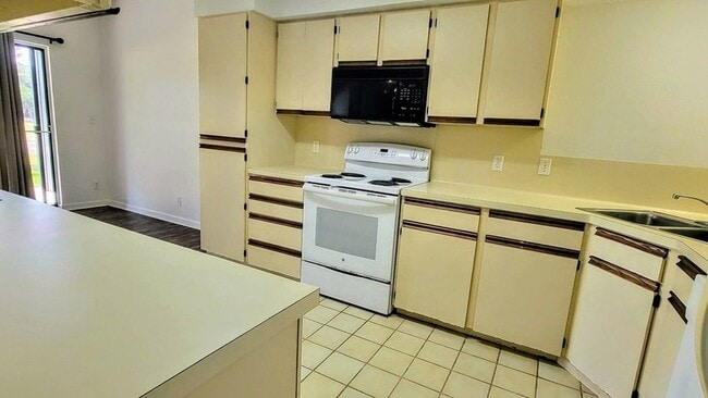 Building Photo - 210 Oak Bay Dr