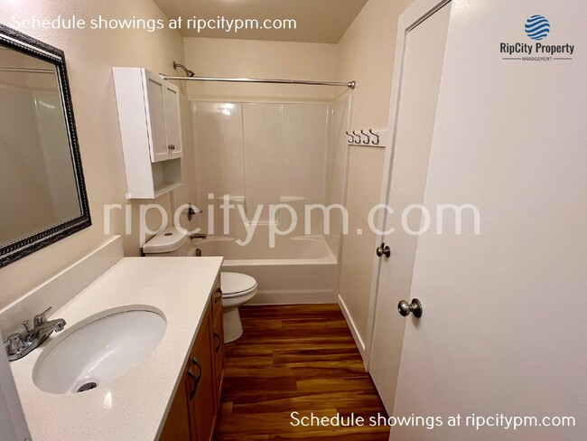 Building Photo - Free Rent! Remodeled 3-Bedroom, 2-Bath Top...