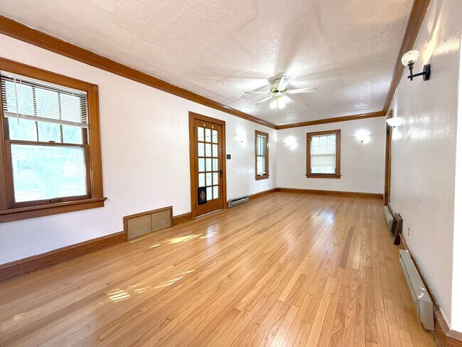 Building Photo - 3-bedroom single family in West Allis - Av...