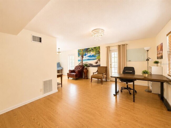Building Photo - 2515 16th Ave Dr E