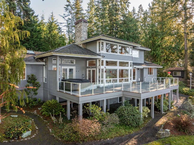 Building Photo - Beautiful Custom Home Overlooking Sequim Bay