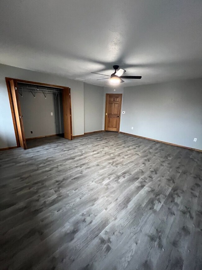 Building Photo - 5 bedroom/3 bath w/mother in law style qua...