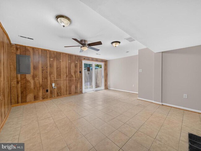 Building Photo - 15057 Cherrydale Dr