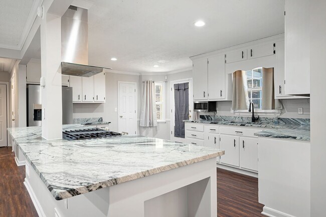 Building Photo - Beautifully Renovated Raised Ranch near Lake Allatoona