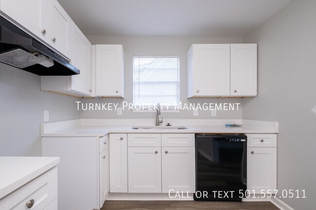 Building Photo - Renovated 3 bed 2 bath duplex! Half off 1s...