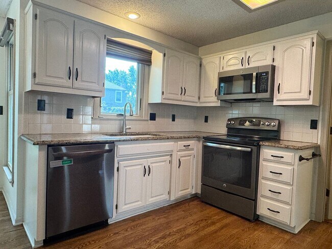 Building Photo - {12009} Available Immediately + Finished Lower Level + Olathe Schools