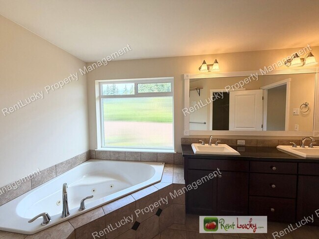 Building Photo - Amazing 5 Bedroom Home in Bothell with Gorgeous Finishes and Large Family Room!