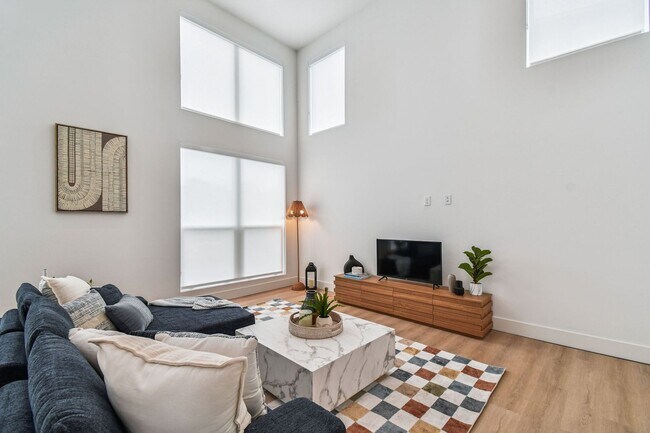 Building Photo - A charming coastal townhouse, just minutes from downtown St. Pete!