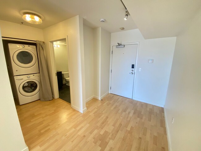 Building Photo - Advent - Low Deposit Condo W/ Washer Dryer...