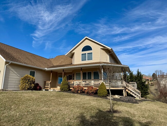 Building Photo - Spacious Two-Story Home in Blacksburg