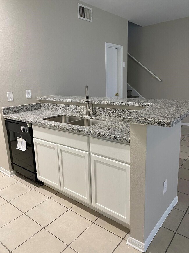Building Photo - 7352 Regency Square Ct