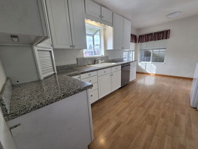 Building Photo - 1811 NW Kline St