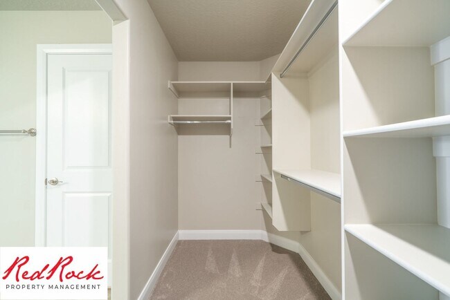 Building Photo - Stunning 4 Bedroom Townhome in Hurricane Heights