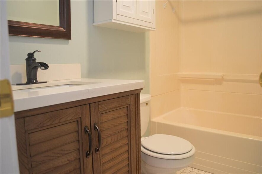 Building Photo - 31 Devereux Ave