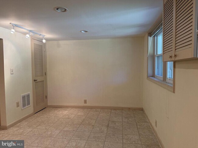 Building Photo - 1049 Winsford Rd