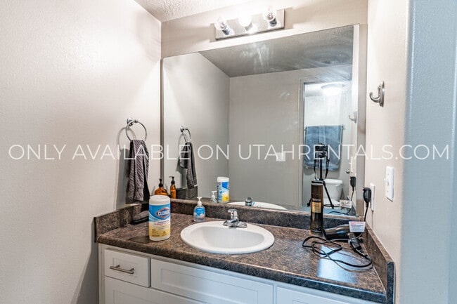 Building Photo - 892 E 700 N