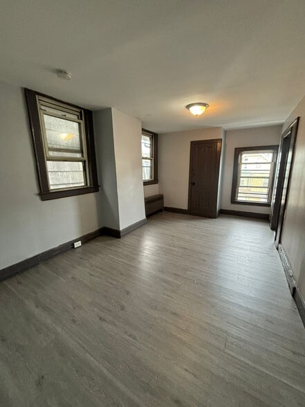 Building Photo - 153 Garside St