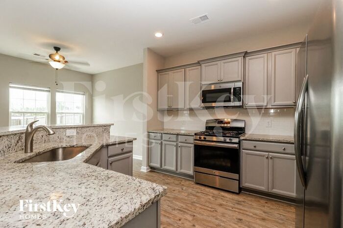 Building Photo - 770 Redbud Ln