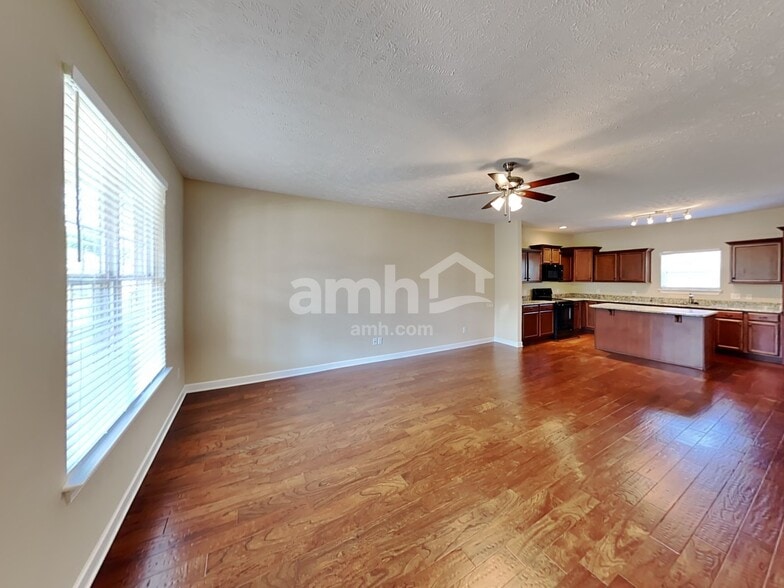 Building Photo - 886 Daybreak Dr