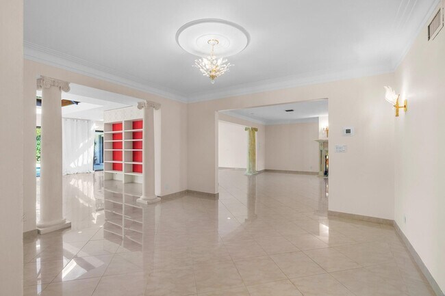 Building Photo - 2100 Cocoanut Rd