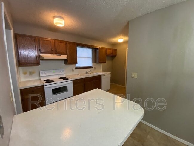 Building Photo - 4809 S Gum Ave