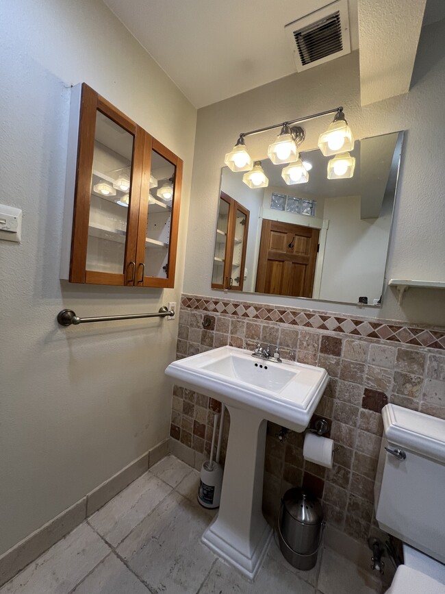 Unit B Bathroom - 1544 9th St